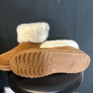 Brand NEW Cozy Women's Tan and Cream Fur-Lined Slippers